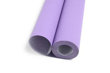 Beyaz üzerine izole edilmiş bir menekşe duvar kağıdı rulosu