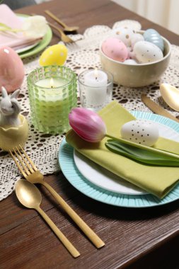 Boyalı yumurtalarla şenlik masası. Paskalya kutlaması