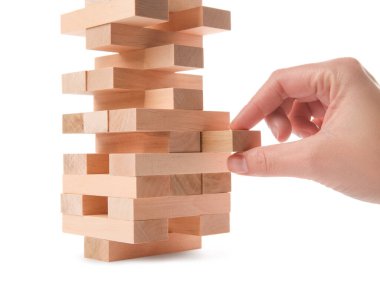 Beyaz arka planda Jenga oynayan kadın, yakın plan