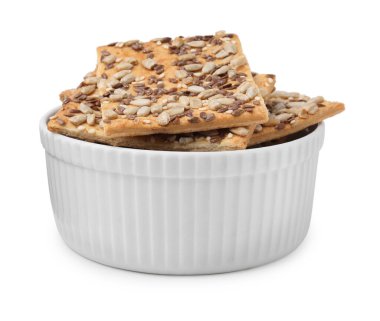 Mısır gevreği krakerleri, keten, ayçiçeği ve susam tohumları beyaz kasede izole edilmiş.