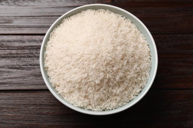 Tabakta çiğ basmati pilavı, ahşap masa, üst manzara.