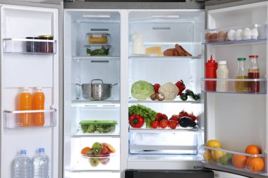 Farklı ürünlerle dolu bir buzdolabı.