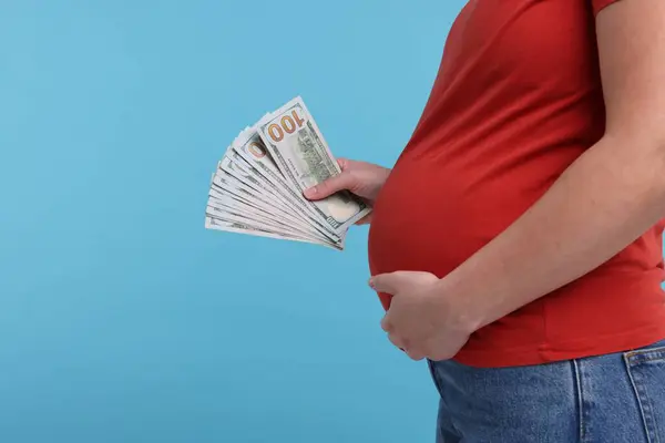Суррогатная Мать Беременная Женщина Долларовыми Банкнотами Голубом Фоне Крупным Планом — стоковое фото
