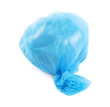 Mavi plastik çöp torbası beyaza izole edilmiş.