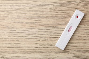 Tahta masada tek kullanımlık ekspres bir test, üst manzara. Metin için boşluk