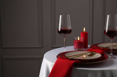 Beyaz masa üzerinde mumlar olan yer, metin için boşluk. Romantik yemek.