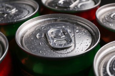 Islak kutularda enerji içeceği, yakın plan. Fonksiyonel içecek