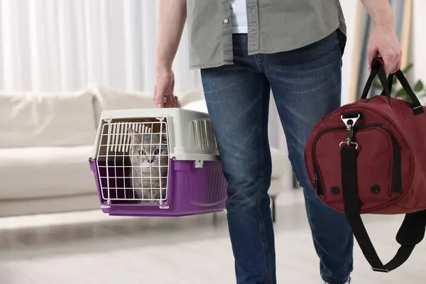 Ταξιδέψτε Κατοικίδιο Άντρας Κρατώντας Φορέα Χαριτωμένο Γάτα Και Τσάντα Στο — Φωτογραφία Αρχείου