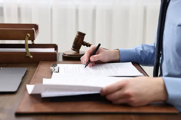 Anwalt Arbeitet Mit Dokumenten Holztisch Drinnen Nahaufnahme — Stockfoto