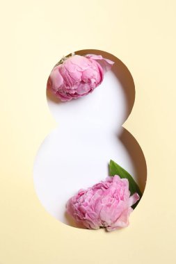 8 Mart 'ta pembe şakayık çiçekli tebrik kartı tasarımı, üst manzara. Uluslararası Kadınlar Gününüz kutlu olsun.