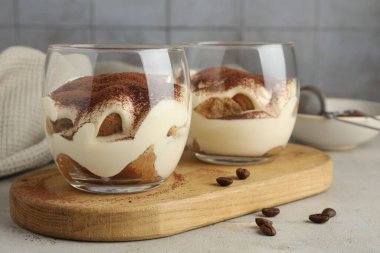 Bardakta nefis tiramisu ve açık kahve çekirdekleri.