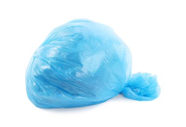 Mavi plastik çöp torbası beyaza izole edilmiş.