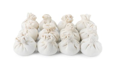 Pek çok pişmemiş khinkali (hamur tatlısı) beyaz üzerine izole edilmiş. Gürcistan mutfağı