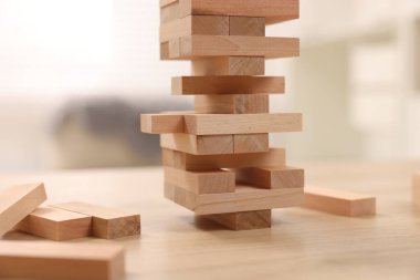 Jenga kulesi, ahşap bloklardan yapılmış, kapalı masa, yakın çekim