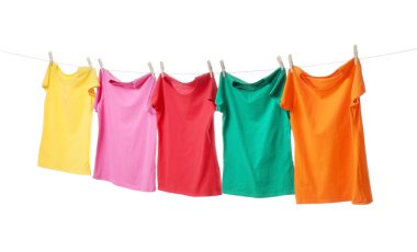 Beyaz arka planda çamaşır ipinde kuruyan farklı parlak tişörtler.