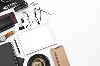 Düz kompozisyon ve beyaz zemin üzerinde modern tablet. Metin için boşluk