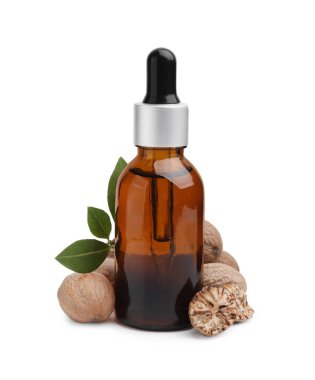 Nutmeg temel yağı, fındık ve yaprakları beyazın üzerinde izole edilmiş.