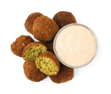 Nefis falafel köfteleri ve soslar beyaza izole edilmiş.