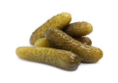 Beyaz üzerine izole edilmiş lezzetli salatalık salatalığı yığını