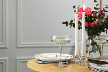 Mumlar ve çiçeklerle romantik masa ayarları, metin için boşluk