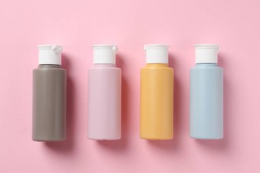 Pembe arka planda kozmetik seyahat seti, düz yatış. Banyo aksesuarları