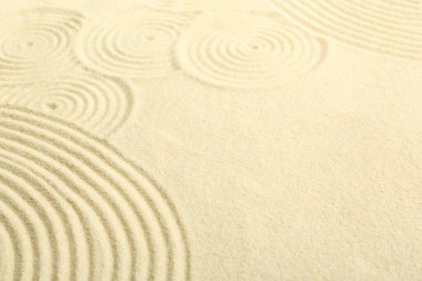 Zen kaya bahçesi. Bej kumda çember desenleri