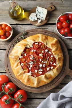 Tahta masa üzerinde domates, kekik ve peynir (Caprese galette) ile lezzetli galet düz bileşimi yatıyordu