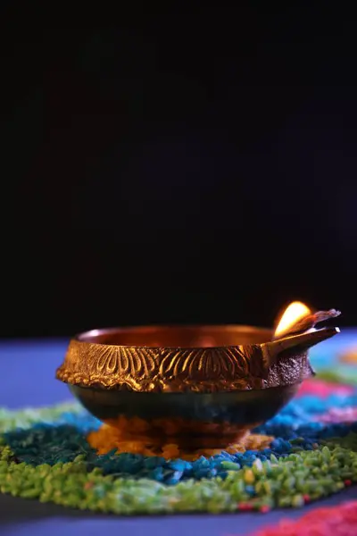 Celebração Diwali Lâmpada Diya Rangoli Colorido Mesa Contra Fundo Preto — Fotografia de Stock