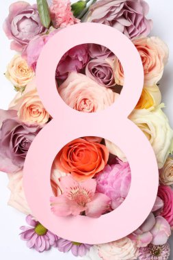 8 Mart tebrik kartı tasarımı, beyaz arka planda çiçekler, üst manzara. Uluslararası Kadınlar Gününüz kutlu olsun.