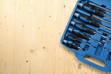 Açık alet çantasındaki tornavidalar açık tahta masada, üst tarafta. Metin için boşluk