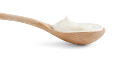 Beyaz üzerinde mayonez bulunan bir tahta kaşık.