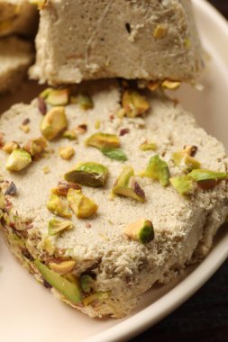 Masada fıstıklı lezzetli halva parçaları, yakın plan.