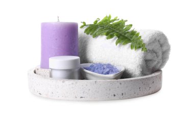 Beyaz üzerine izole edilmiş spa ürünleri ve mum bileşimi