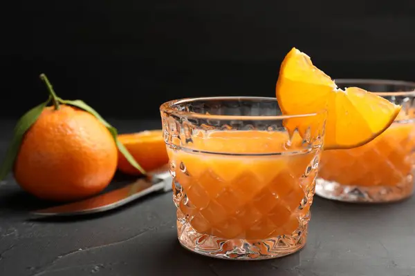 テイスティングされたテーブルにグラスと新鮮な柑橘類の果物のタンジェリンリキュール クローズアップ — ストック写真