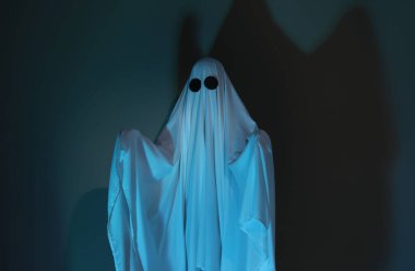 Ürkütücü hayalet. Renkli ışıkla kaplanmış kadın