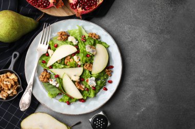 Koyu dokulu masada servis edilen armut salatası. Metin için boşluk