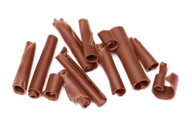 Birçok lezzetli çikolata bukleleri beyaza izole edilmiş.