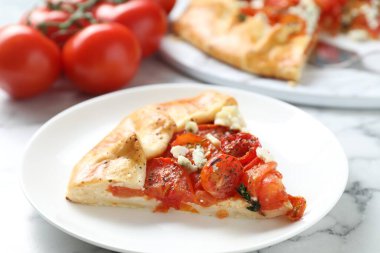 Beyaz mermer masa üzerinde domates ve peynirli (Caprese galette) leziz galette, yakın çekim