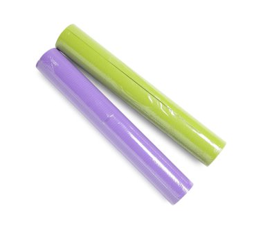 Renkli duvar kağıdı ruloları beyaz, üst görünümde izole