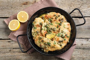 Tahta masada otlu ve limonlu lezzetli tavuk piccata.