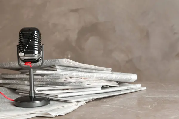 Kranten Vintage Microfoon Marmeren Tafel Journalistenwerk — Stockfoto