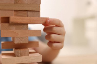 Çocuk evde Jenga oynuyor, yakın plan. Metin için boşluk