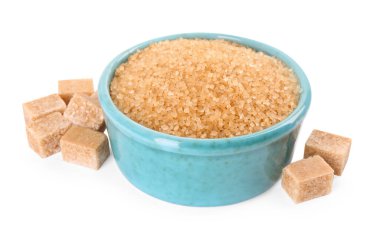 Beyaz üzerine izole edilmiş farklı kahverengi şeker ve kase türleri