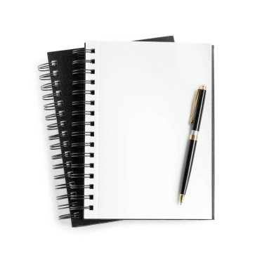 İki defter ve kalem beyaz, üst görünümde izole edilmiş.