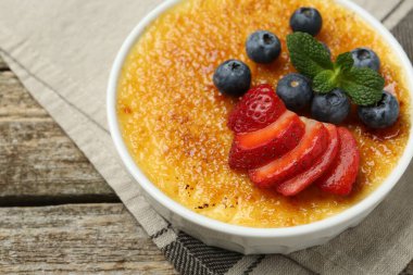 Böğürtlenli ve nane şekerli nefis creme brulee ahşap masada, yakın plan