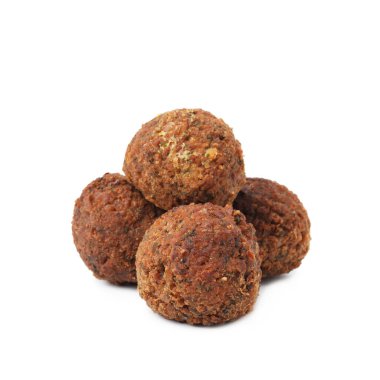 Lezzetli kızarmış falafel topları beyaz üzerine izole edilmiş.