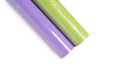 Renkli duvar kağıdı ruloları beyaz, üst görünümde izole