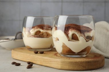 Bardakta nefis tiramisu ve açık kahve çekirdekleri.