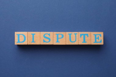 Mavi arkaplanda kelime anlaşmazlığı olan küpler, üst görünüm