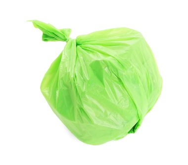 Yeşil plastik çöp torbası beyazda izole edilmiş.